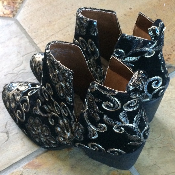 🍃💕HP NIB Naughty Monkey Velvet Ankle Bootie - Picture 7 of 8